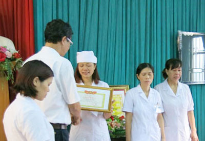 Chị Hoàng Thị Nguyệt và các cán bộ Bệnh viện Đa khoa Hoài Đức được thưởng 350.000đ/người khi tố cáo vụ nhân bản xét nghiệm.
